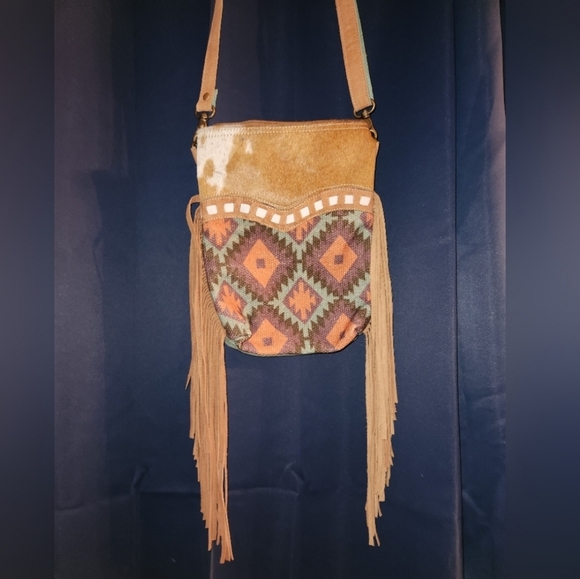 Olay nwot canvas pattern leather detail crossbody w/ fringe - Picture 4 of 11